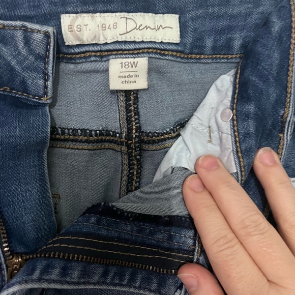 Women's Denim Shorts with Lace Trim - Picture 5 of 6